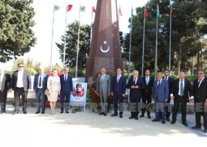 Siyasi partiyanın nümayəndələri Türk Şəhidliyini ziyarət etdilər — FOTOLAR