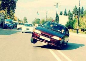 Avtoxuliqanlıq edən şəxs polisi maşınla vurub