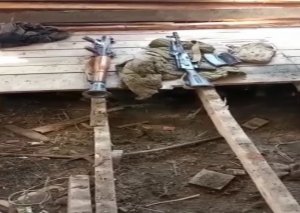 Köhnə tikilinin döşəməsinin altından silah-sursat tapılıb