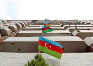 Bakının  küçə və prospektlərində sabaha hazırlıq məqsədilə eyvanlardan bayraqlar asılıb