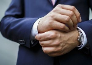 Azərbaycanda vəzifəli şəxs cinayət başında yaxalandı - görün nələr edibmiş