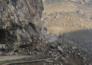 Lerik yolunda uçqun oldu