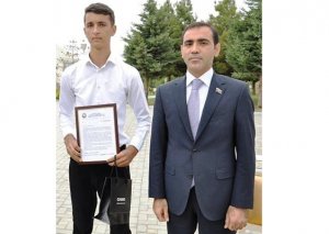 Deputat yüksək bal toplayan tələbələrlə görüşdü