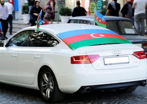 Bakıda maşınlara vurulan bayraq sökülür