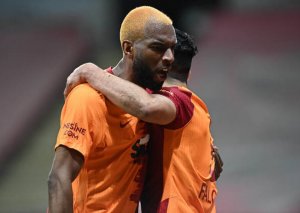 “Qalatasaray” daha iki əcnəbini yola salır