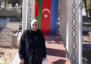 Polad Həşimovun anası Rəsulzadənin məzarını ziyarət etdi