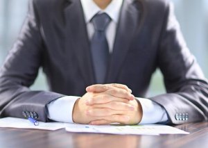 Azərbaycanda vəzifəli şəxs işdən çıxaraq xaricə köçüb