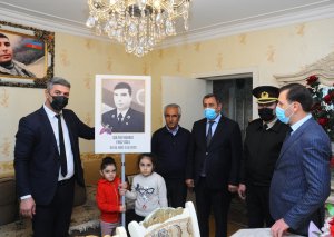 Şəhidlərin portretləri ailələrinə təqdim edilib