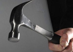 64 yaşlı kişi arvadını çəkiclə vuraraq öldürmək istədi