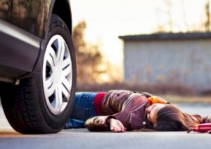 Abşeronda qəza: Avtomobil 22 yaşlı qızı vurdu