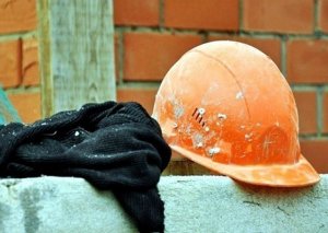 Bakıda ev tikintisi zamanı uçqun