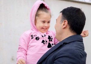 Mədət Quliyev şəhid Nurlan Zeynalovun övladı Nurayın özəl bağçadakı təhsil haqqını öz üzərinə götürüb