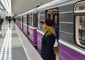 Bakı metrosunda sərnişin qatar yoluna düşdü