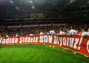 “Fənərbağça” “Qalatasaray”ı darmadağın etdi
