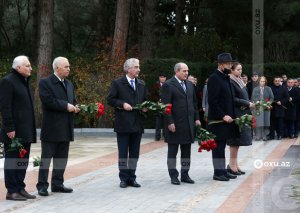 YAP rəhbərliyi Heydər Əliyevin məzarını ziyarət edib