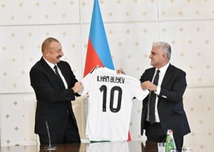 Prezident İlham Əliyevə "Qarabağ" klubunun forması hədiyyə olunub FOTO