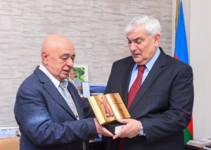 Kamal Abdullaya mükafat təqdim olundu