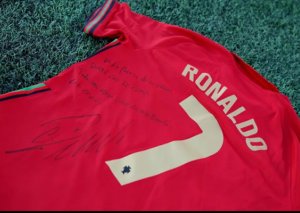 Ronaldo formasını hərraca çıxardı