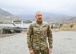 İlham Əliyev Hadruta gedib, hərbi hissənin açılışında iştirak edib