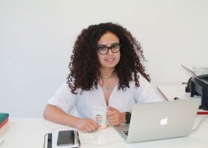 Xanım şirkət rəhbərinə hökm oxundu - elektron qolbaqla gəzməli, pulları ödəməlidir