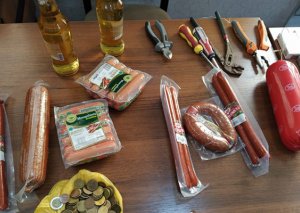 Qapını sındırıb kolbasa, içki və siqaret oğurladılar