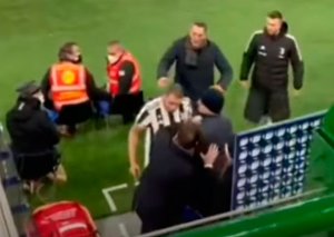 Ulduz futbolçu mətbuat katibini itələdiyi üçün cərimələndi