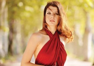 Beren Saatın açıq-saçıq geyimi gündəm oldu