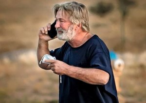 Çəkiliş meydançasında ölümlə əlaqədar Bolduin telefonunu istintaqa verib