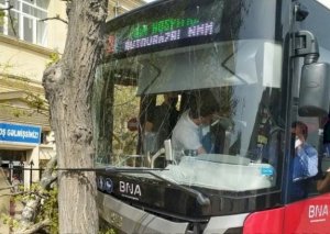 Bakıda avtobus qəzası: Xəsarət alan var