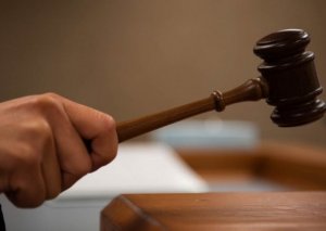 Təqsirləndirilən şəxsin qızı: "Atam 2 yaşlı qardaşımı döyüb qarın üstünə atmışdı"