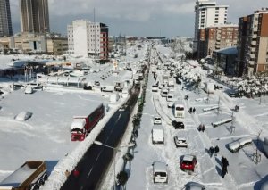 İstanbulun qarla imtahanı davam edir: Bəzi sürücülər 33 saatdır yolda qalıb