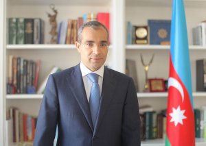 Mikayıl Cabbarovdan gömrük işçiləri ilə bağlı paylaşım