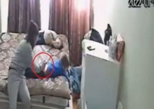 Bakıda uşağa şprislə işgəncə verən dayə polisə çağırıldı