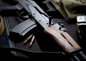 Polis əməliyyat keçirdi: Keçmiş məhkumdan avtomat götürüldü