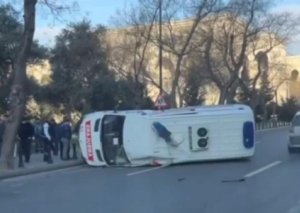 Bakıda təcili yardım maşını aşıb, xəsarət alan var