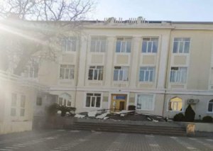 Güclü külək 162 nömrəli məktəbin dam örtüyünü uçurdu