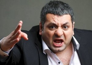 Şou-biznesdə biabırçılıq: Bu dəfə kişi soyundu - Fotolar