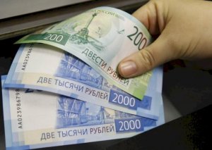 Rubl tədricən kağız parçasına çevrilir