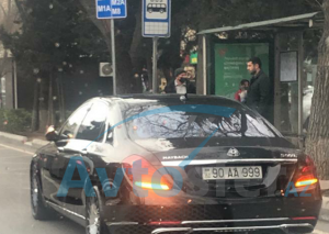 Rövnəq Abdullayevin maşını ilə kobud qayda pozuntusu - Foto