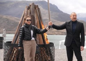 İlham Əliyev və Mehriban Əliyeva Suqovuşanda bayram tonqalını alovlandırıblar