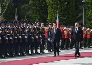 İlham Əliyev qırğız həmkarını qarşıladı