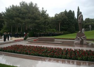 Müdafiə Nazirliyinin rəhbərliyi ümummilli liderin xatirəsini yad edib