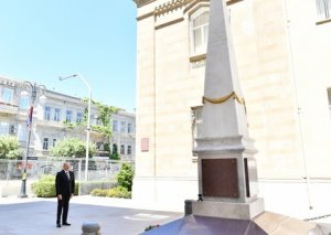 İlham Əliyev Azərbaycan Xalq Cümhuriyyətinin şərəfinə ucaldılmış abidəni ziyarət edib FOTOLAR