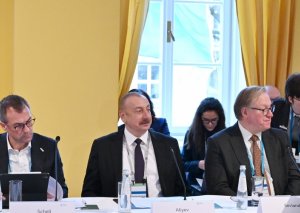İlham Əliyev dəyirmi masada iştirak edir