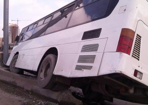 Azərbaycanda sərnişin avtobusu qəza törətdi -