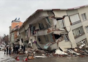 Zəlzələdə ölən adam dəfn edilərkən "dirildi" - FOTO