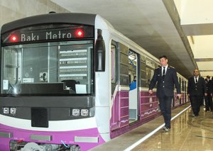 Bakı metrosunda sərnişin stansiya yoluna düşdü