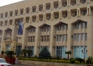 İcra Hakimiyyəti şəhid anasının komasını yerlə bir etdi