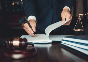 Azərbaycanda keçmiş vəzifəli şəxs məhkəmə zalından azadlığa buraxıldı