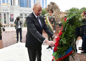 Prezident Düşənbədə İsmoili Somoni abidəsini ziyarət etdi - Fotolar